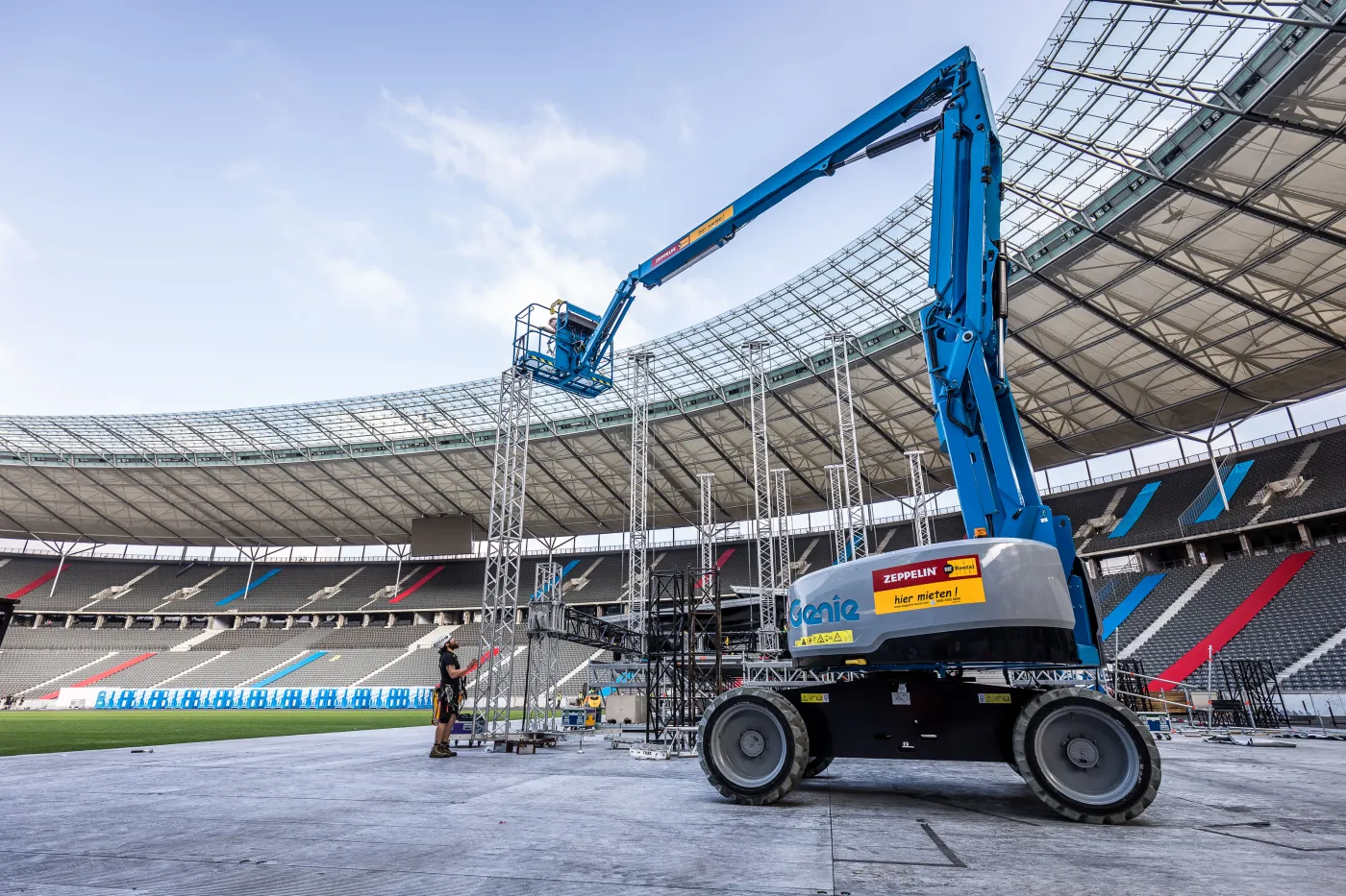 Arbeitsbühne von Zeppelin Rental beim Bühnenaufbau im Olympiastadion Berlin für das Lollapalooza-Festival