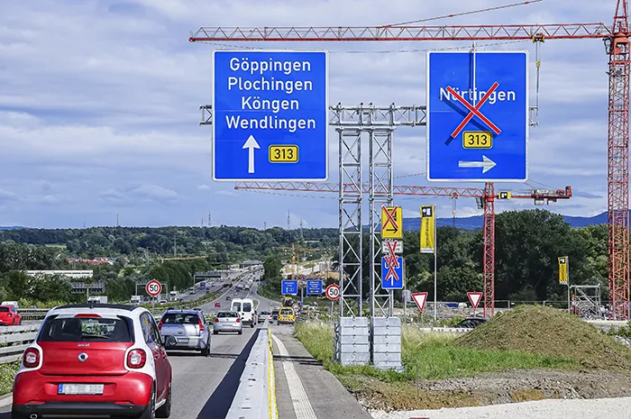 Aufstellsysteme_T-Ausleger_Beschilderung_700x465px