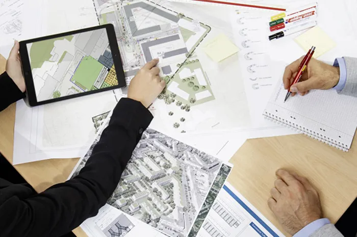 Planung temporärer Infrastruktur mit digitalen Lageplänen und Printunterlagen im Baulogistikbüro