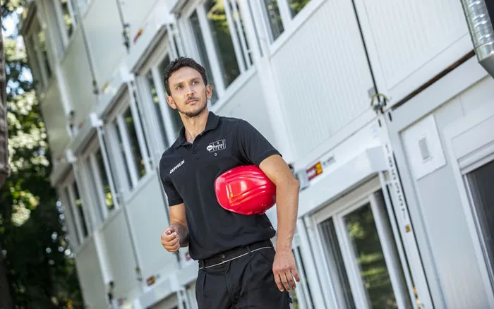 Mehrstöckige Containeranlage als temporäres Büro- oder Aufenthaltsmodul auf der Baustelle