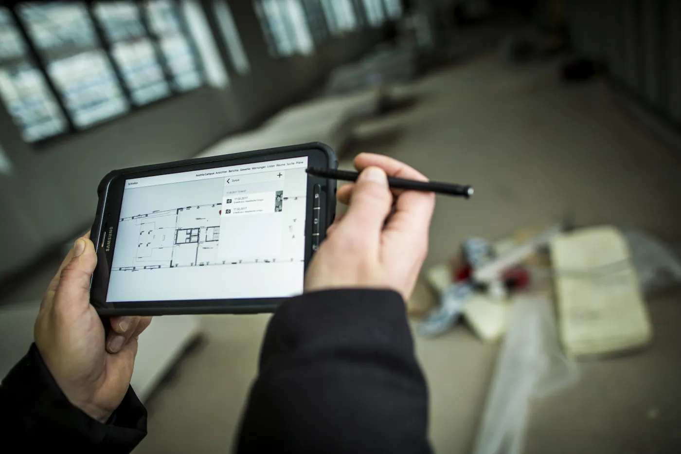 Digitale Bauplanung: Tablet zeigt digitalen Grundriss auf Baustelle