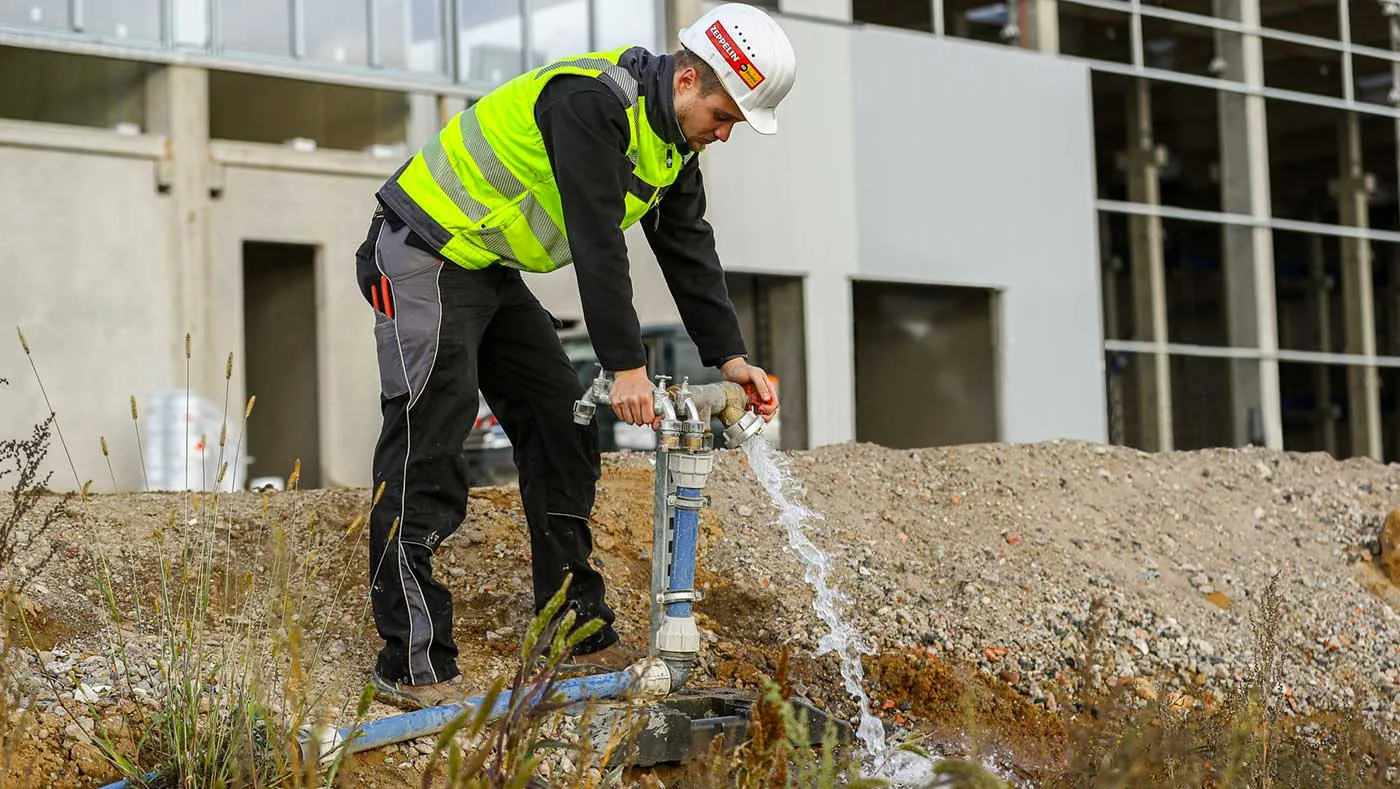 Bauwasseranschluss von Zeppelin Rental für eine Baustelle