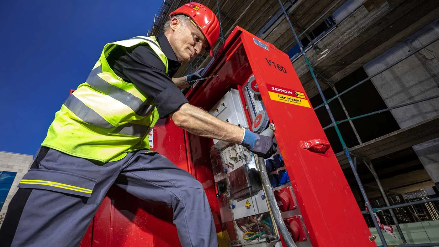 Baustromverteiler von Zeppelin Rental im Einsatz auf einer Baustelle.