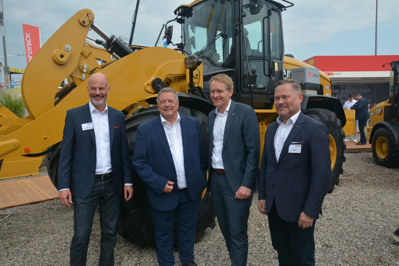 Der schleswig-holsteinische Ministerpräsident Daniel Günther (Zweiter von rechts), tauschte sich mit Arne Severin (links), dem Vorsitzenden der Geschäftsführung der Zeppelin Rental GmbH, Michael Heidemann (Zweiter von links), dem Aufsichtsratsvorsitzenden der Zeppelin Baumaschinen GmbH, und Holger Schulz (rechts), dem Vorsitzenden der Geschäftsführung der Zeppelin Baumaschinen GmbH, aus.