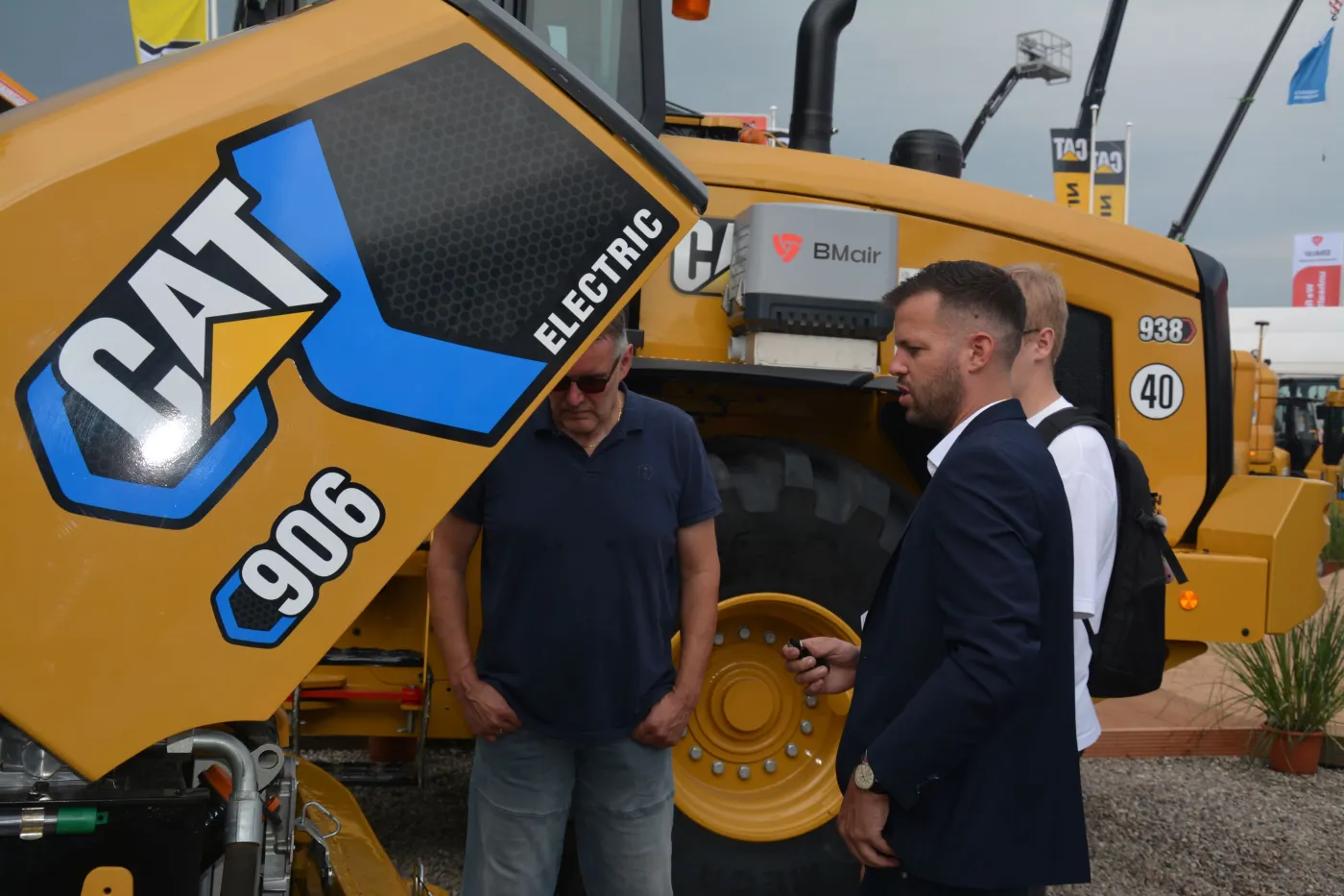 Martin Fischbach, Senior-Produktmanager Kompaktgeräte bei Zeppelin, stellte interessierten Messebesuchern den neuen Cat Elektro-Radlader 906 vor.