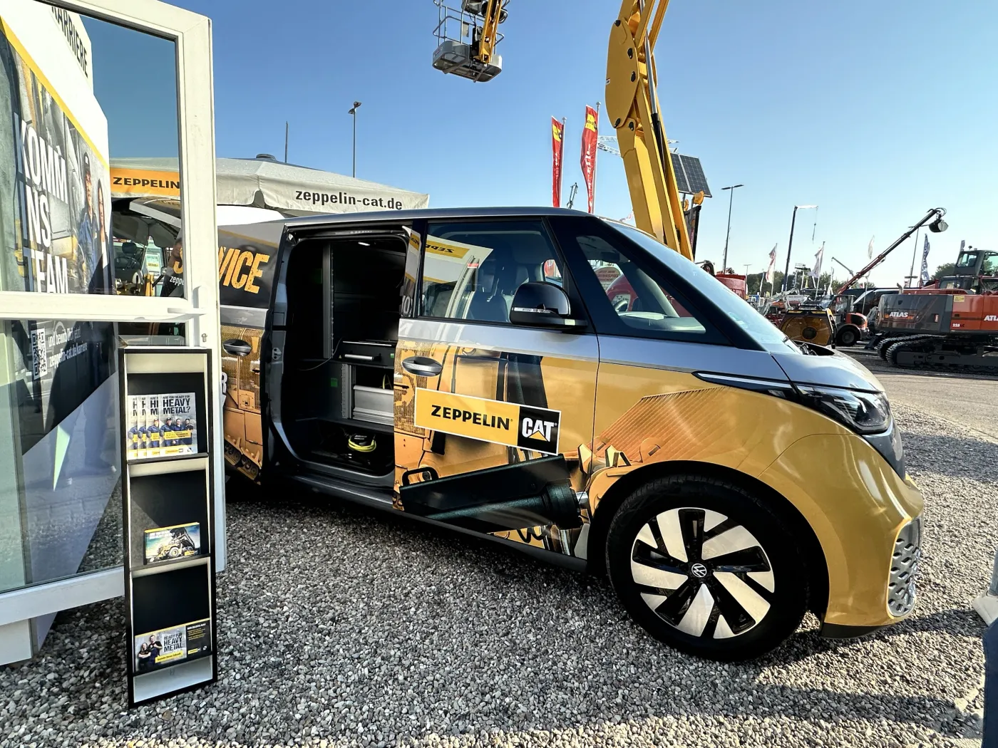 Mit dem ID.Buzz warb Zeppelin um Nachwuchskräfte und informierte über die vielfältigen Ausbildungsberufe im Unternehmen.