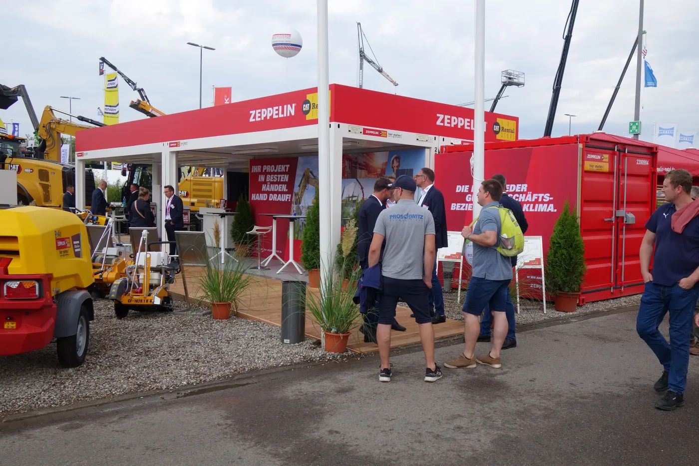 Bei Mitaussteller Zeppelin Rental standen die Leistungen in der Maschinen- und Gerätevermietung, der temporären Infrastruktur und der Baulogistik im Fokus. Auf großes Interesse stieß das Thema Nachhaltigkeit. 