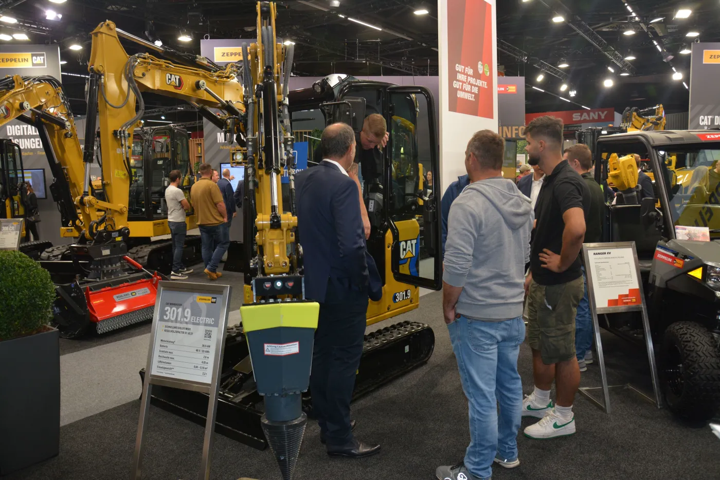 Ein Highlight auf dem Zeppelin Messestand der diesjährigen GaLaBau war zweifelsohne der Cat Elektro-Minibagger Cat 301.9.