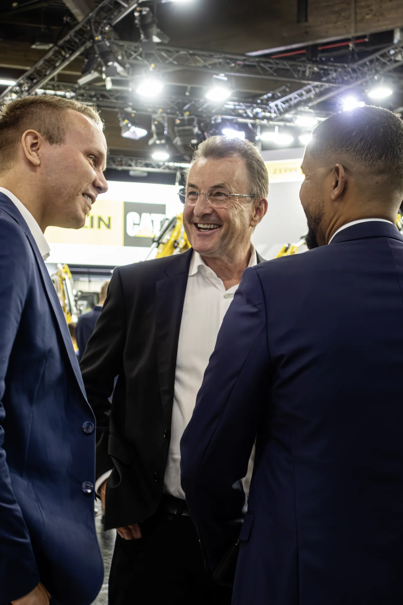 Peter Schrader, Geschäftsführer von Zeppelin Rental, auf dem Messestand. 