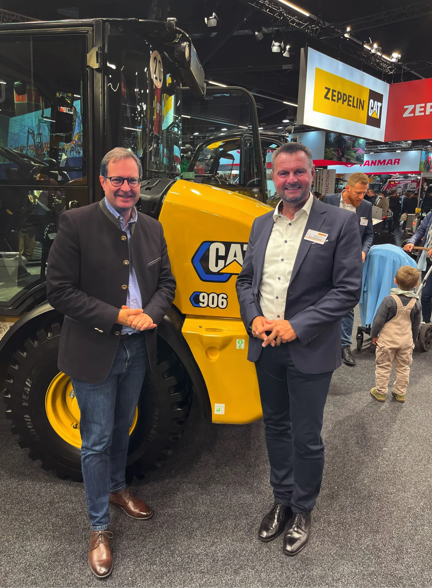 Besuch des bayerischen CSU-Generalsekretärs Dr. Martin Huber (links) am Messestand von Zeppelin. Er informierte sich bei Oliver Brockschmidt, Zeppelin Messestandleiter und Leiter der Niederlassung Erlangen, über nachhaltige Lösungen im Baumaschinenbereich und die digitale Baustelle. 