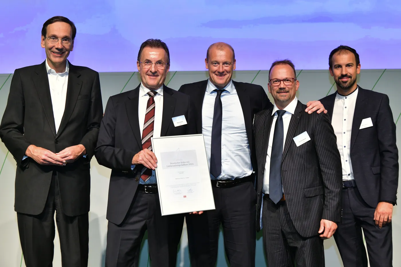Freuen sich über die Ehrung als Top-Lieferant: Peter Schrader (2. von links), COO Zeppelin Rental, Matthias Vogel (3. von links), Leiter Vertrieb Deutschland Zeppelin Rental, sowie Christian Naujok (4. von links), Teamleiter Large Account Management Zeppelin Rental. Überreicht wurde das DB-Lieferantenprädikat von Dr. Levin Holle (1. von links), Vorstand Finanzen & Logistik DB AG und Patrick Reiß (5. von links), Senior Vice President Procurement Strategy, Principles & Services DB AG