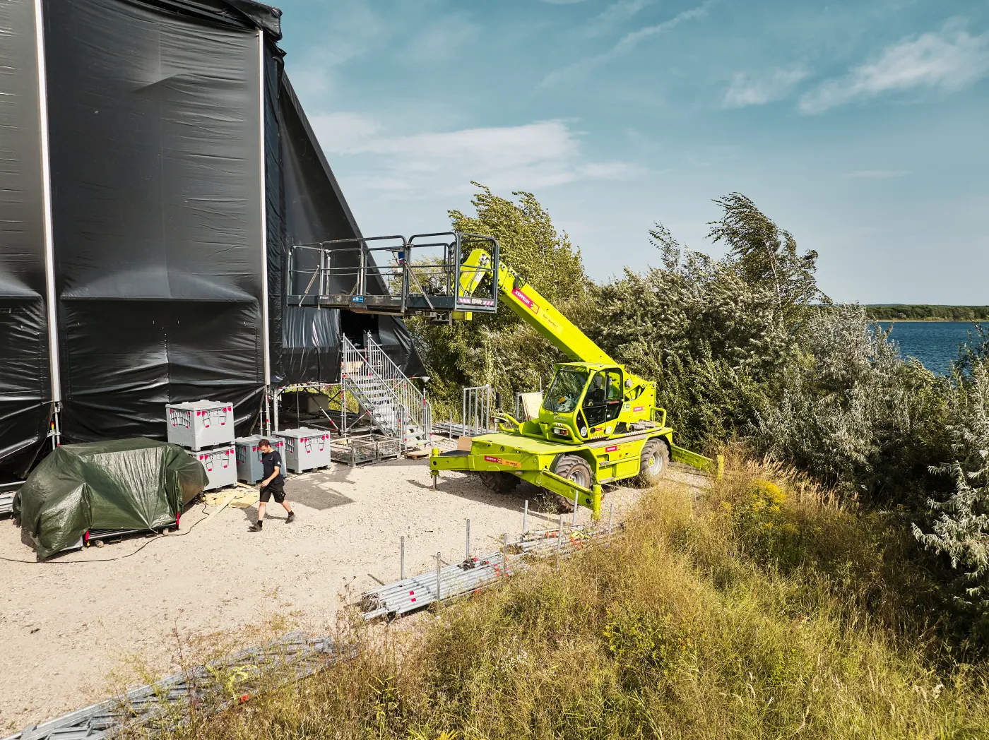Bild von Zeppelin Rental Teleskoparbeitsbühne hinter Bühne