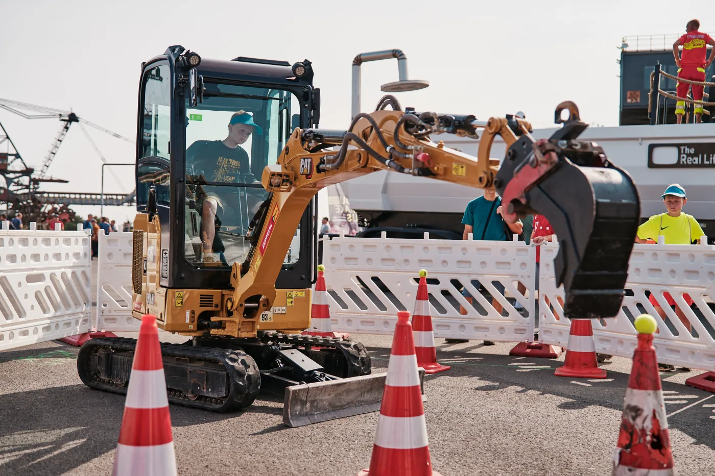 Bild von Zeppelin Rental Minibagger hinter Baustellen-Absperrungen