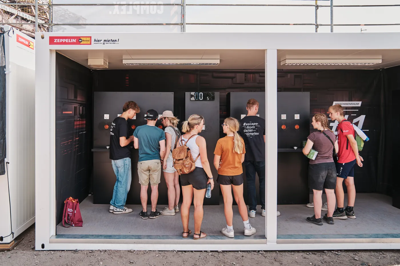 Bild von Zeppelin Rental Event-Container mit Personen, die sich umsehen