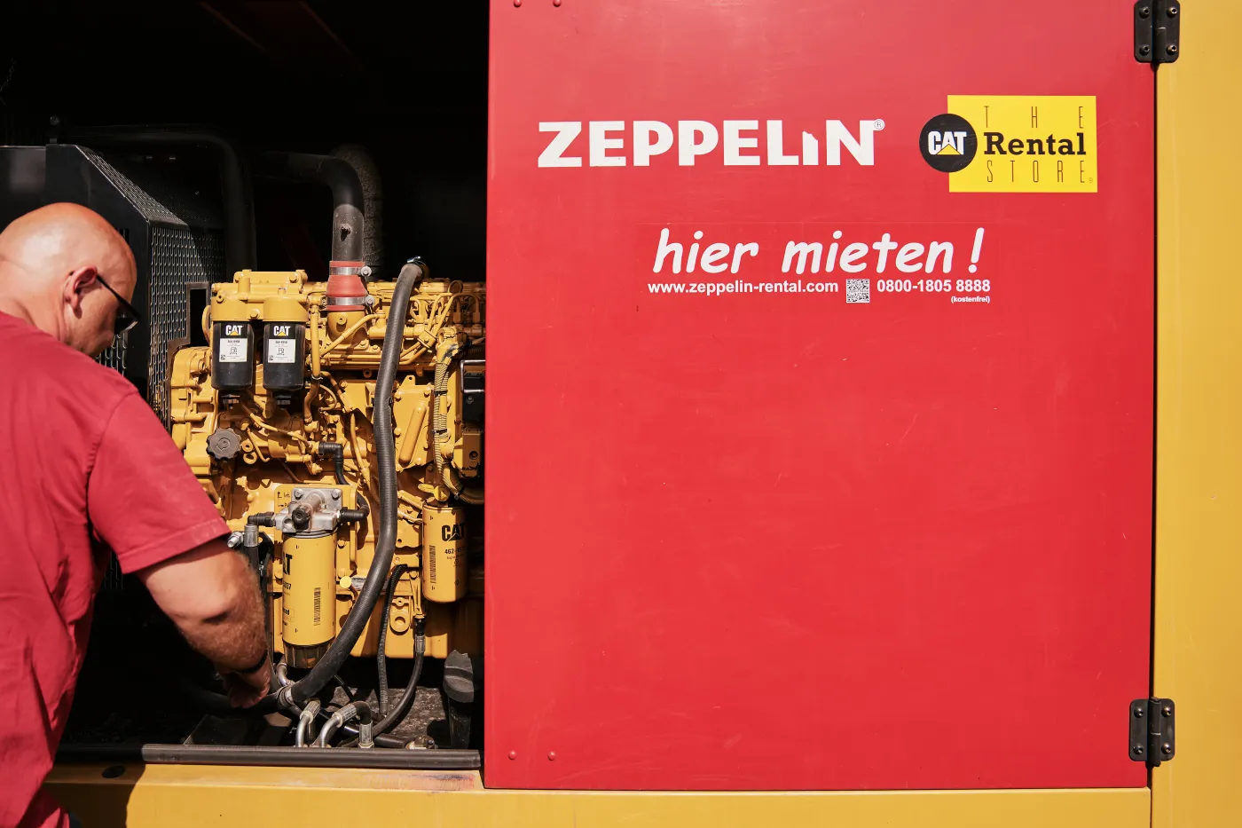 Bild von Zeppelin Rental-Mitarbeiter, der ein Zeppelin Rental-Generator überprüft
