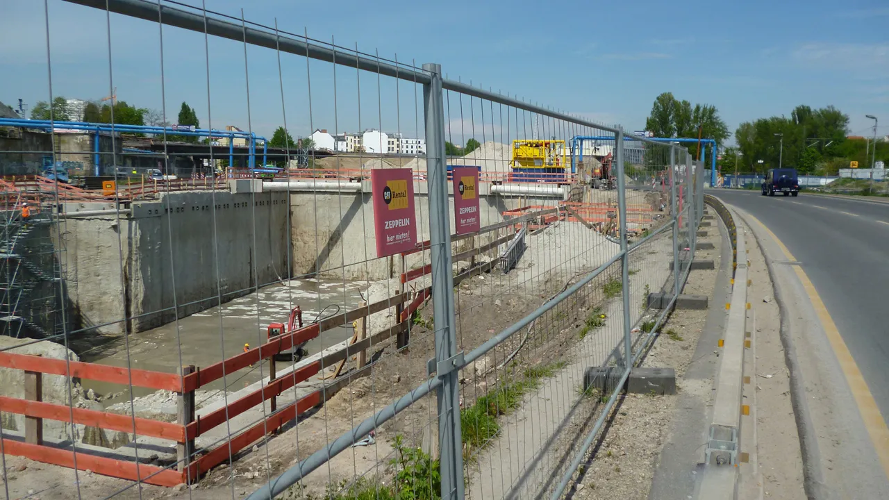 Baustellensicherung mit Bauzaun um eine Baustelle