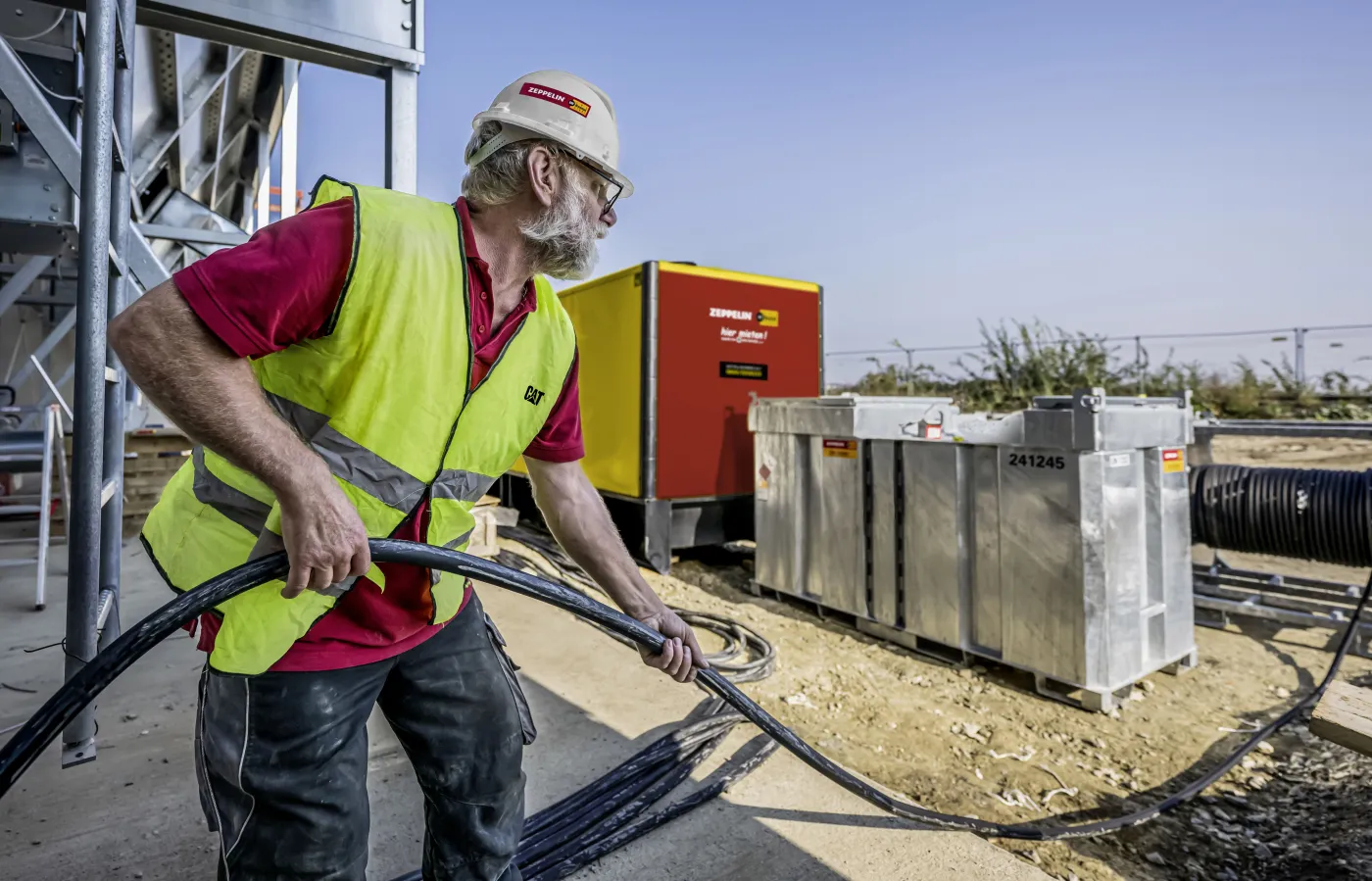 Elektriker verlegt Kabel