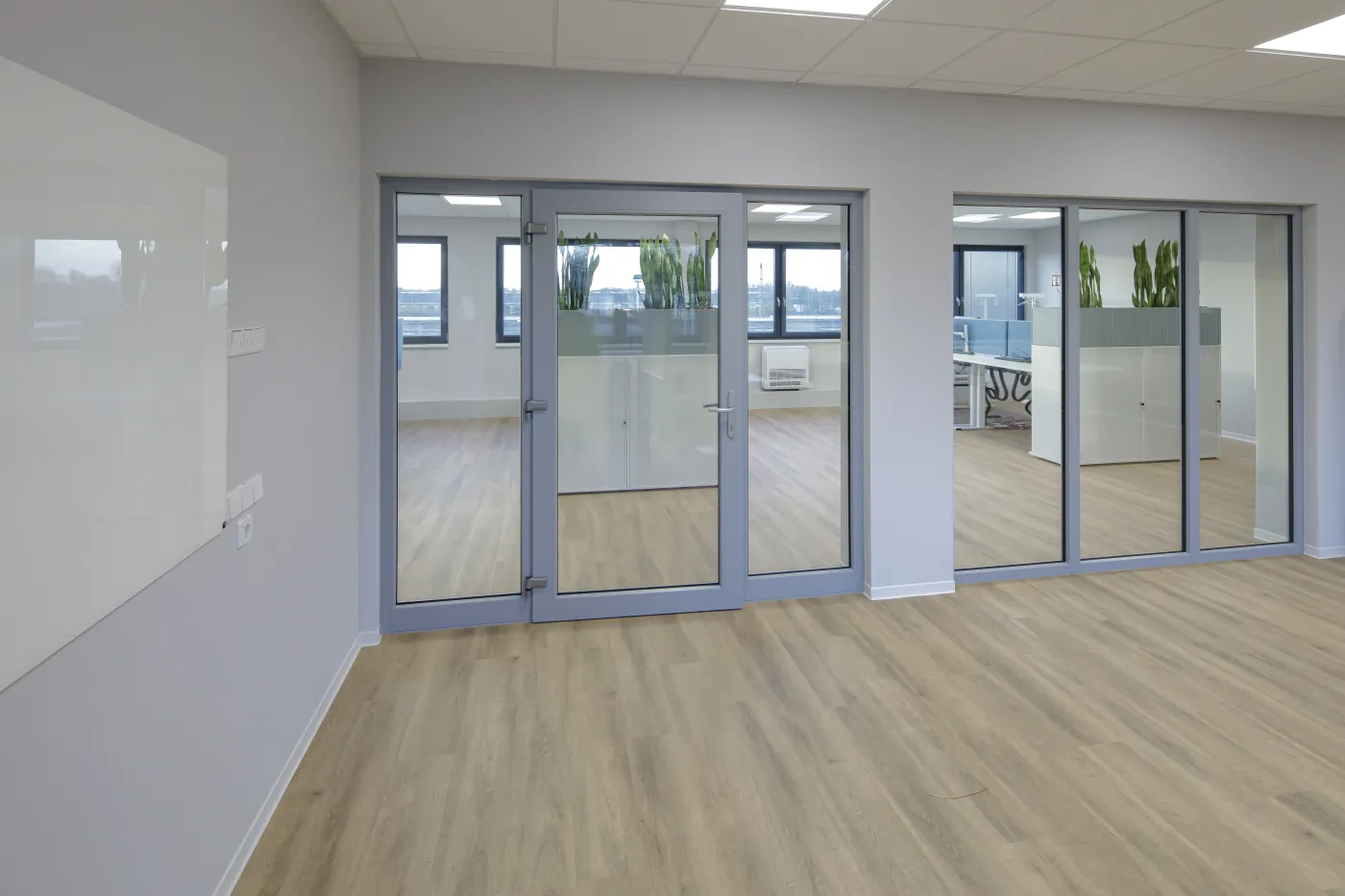 Vollverglaster Konferenzraum