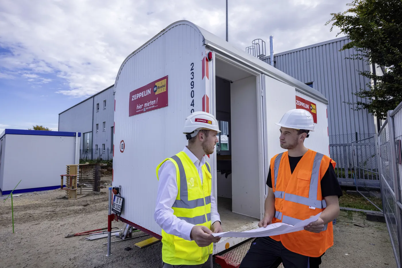 Kollegen vor Bauwagen