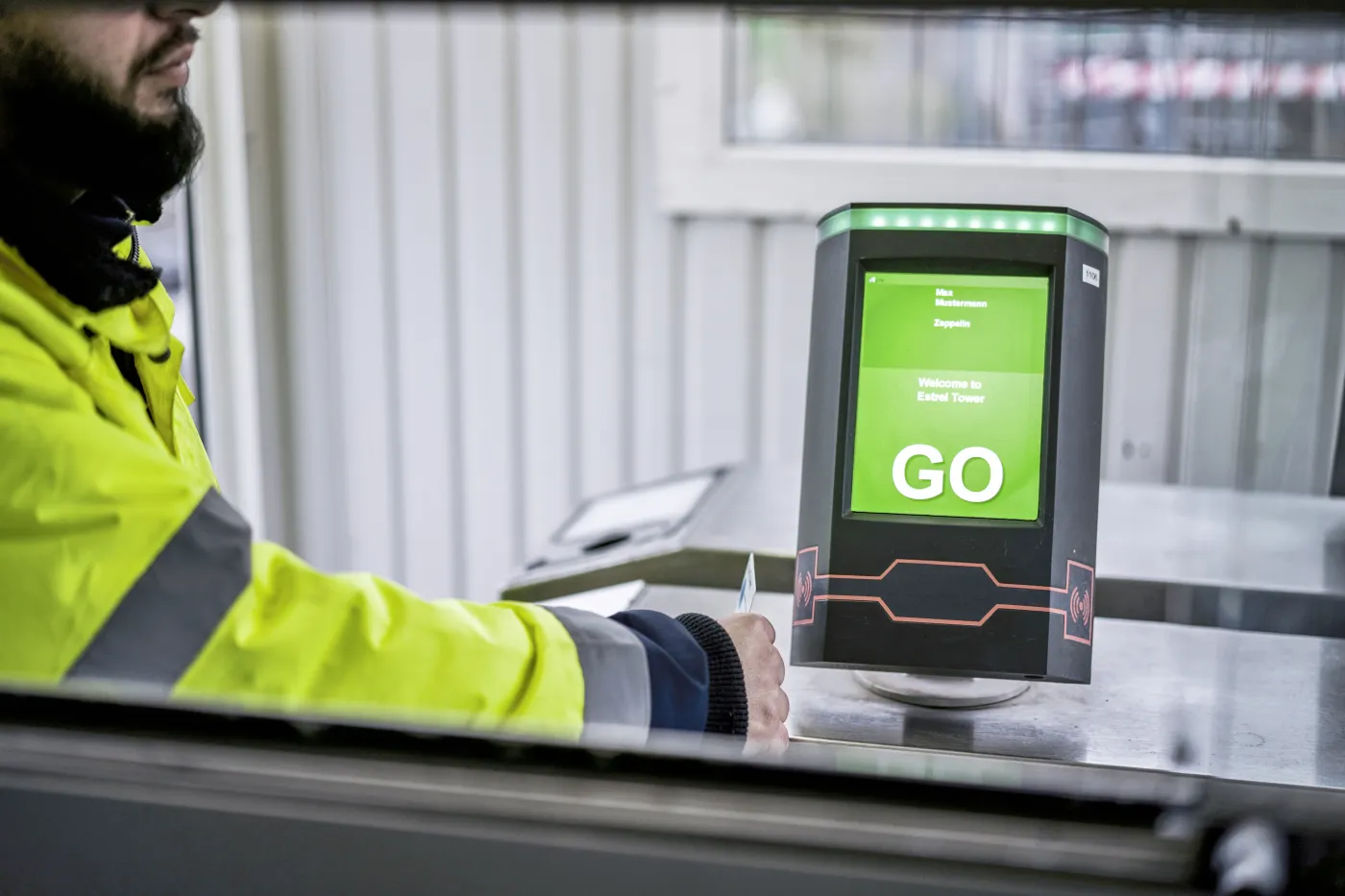 Mann passiert Drehkreuz