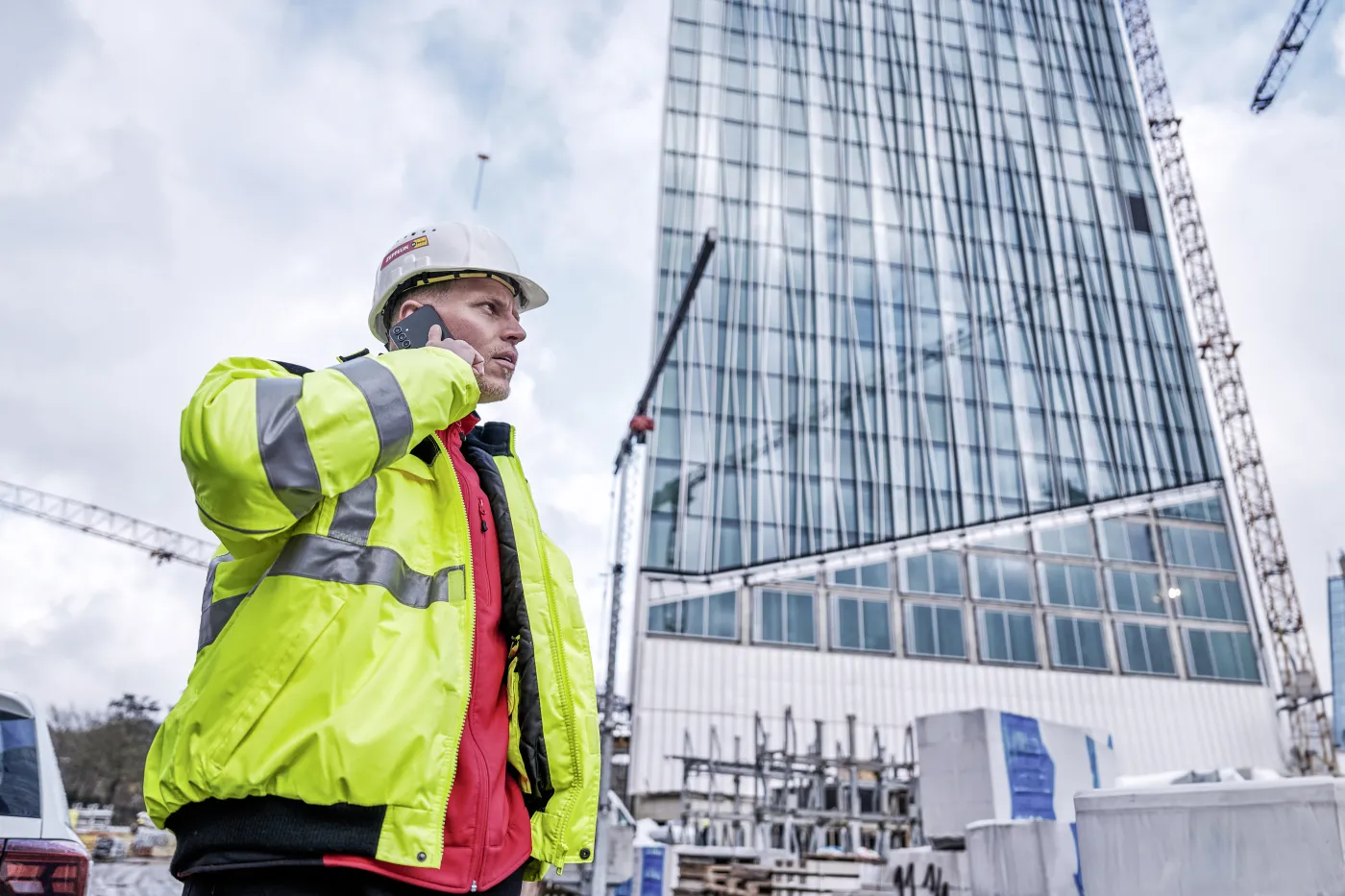 Projektmanager Zeppelin Rental vor Estrel Tower