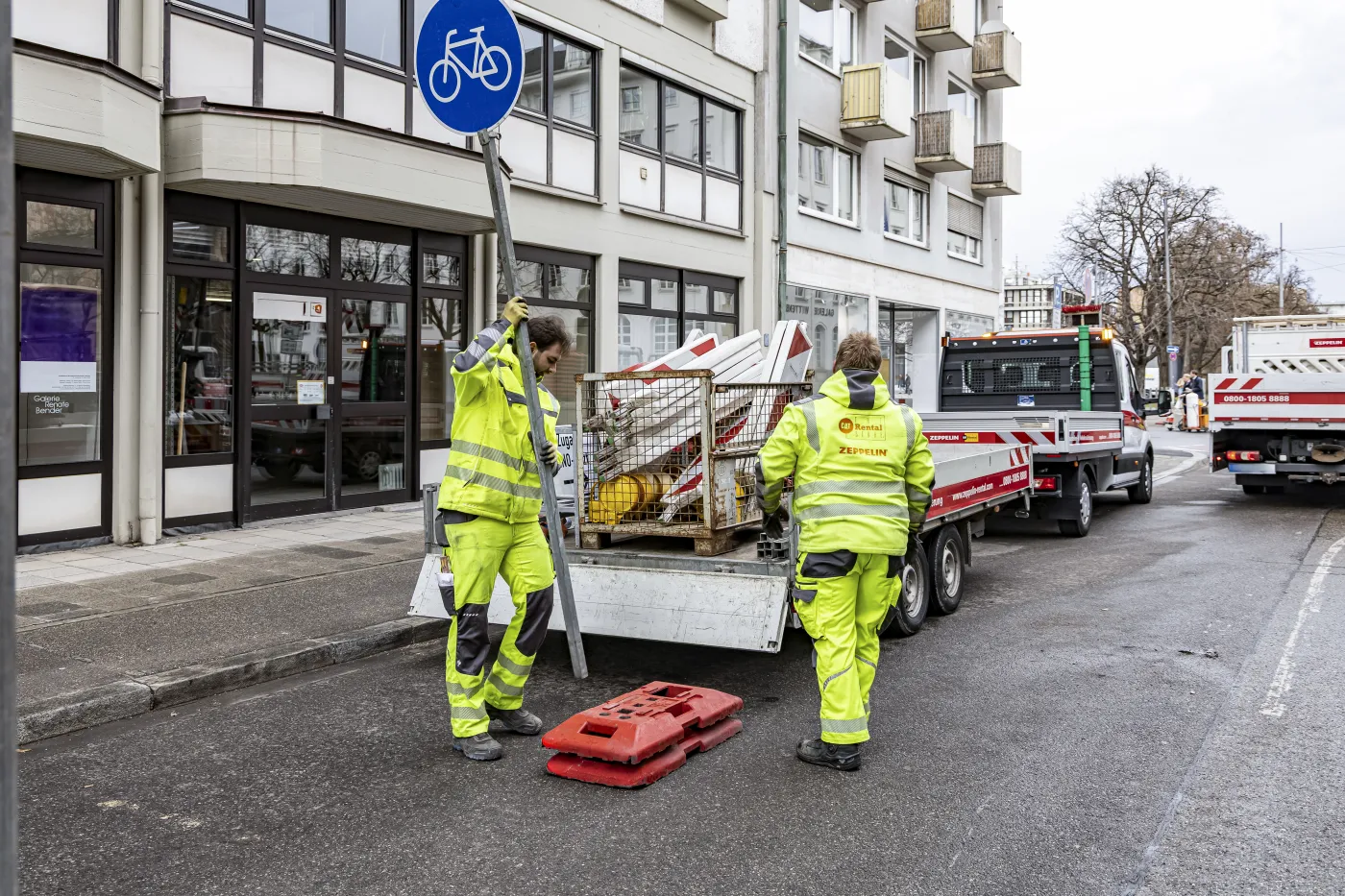 Monteure beim Aufbau