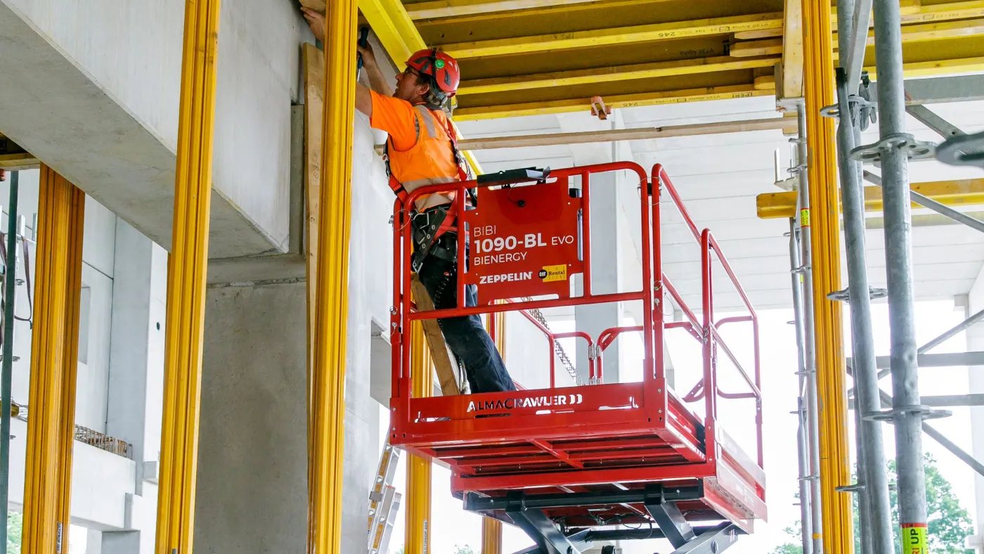 Arbeitsbühne mit Raupenfahrwerk von Zeppelin Rental