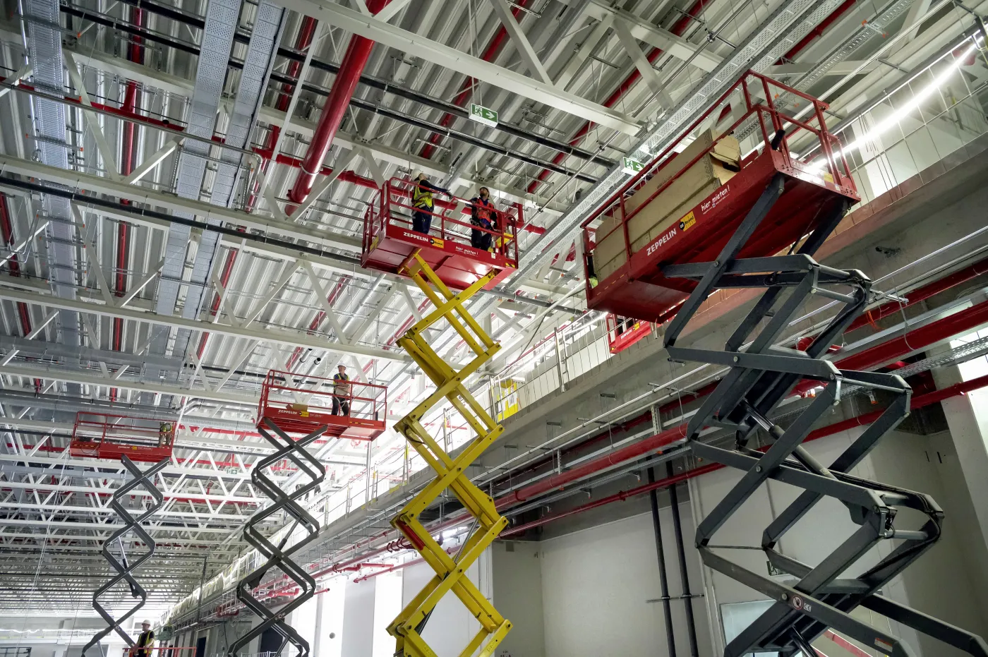 Scherenarbeitsbühne bei Montagearbeiten Decke