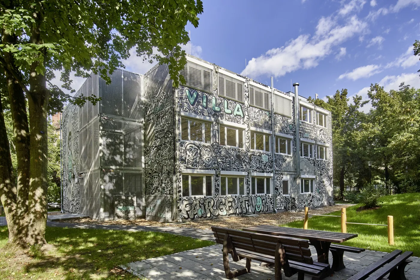 Außenfassade-Modulanlage-Container-Schule-GutsMuths-Berlin