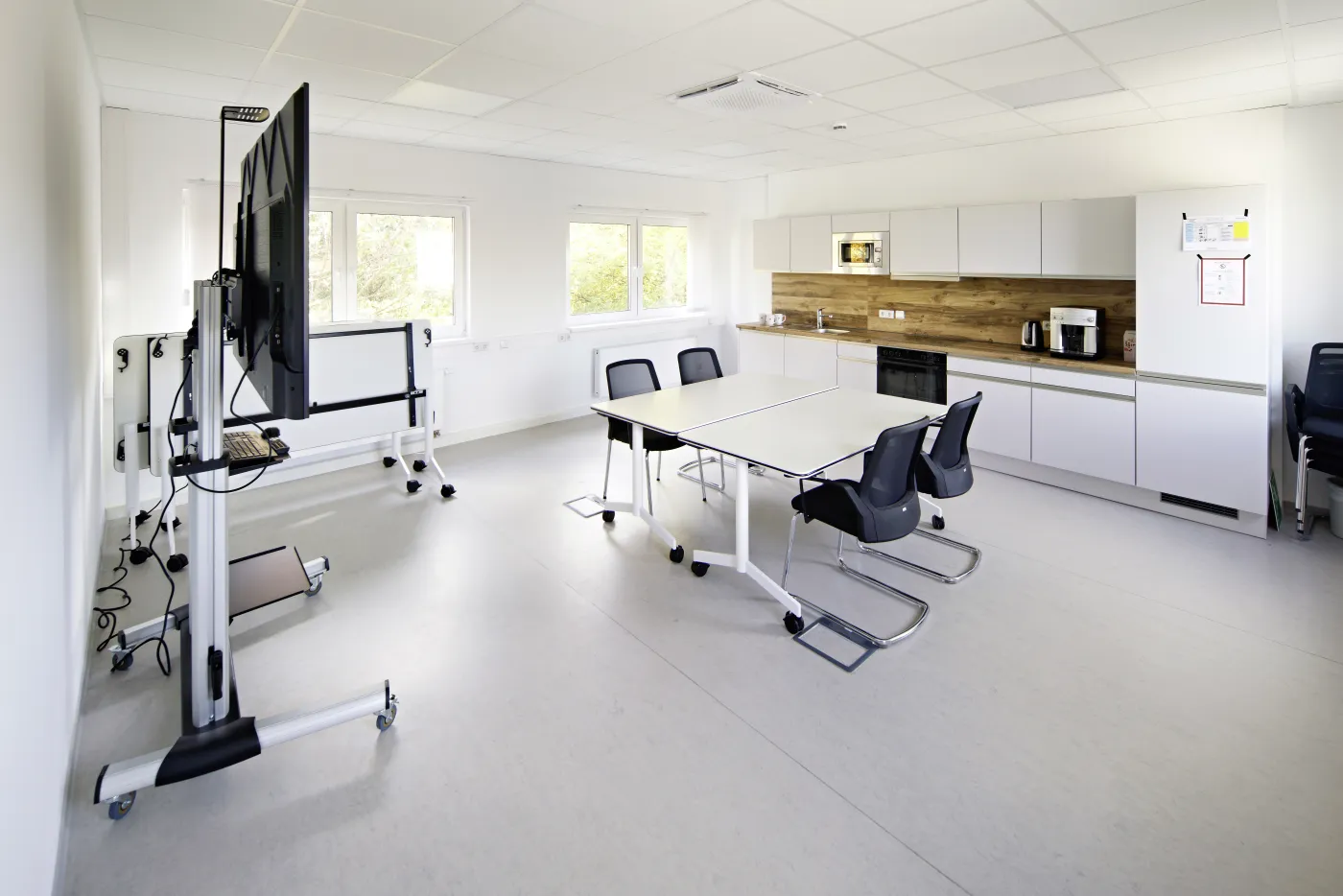 Modulgebäude-Sozialgebäude-DB-Pausenbereich-Küche-Böblingen