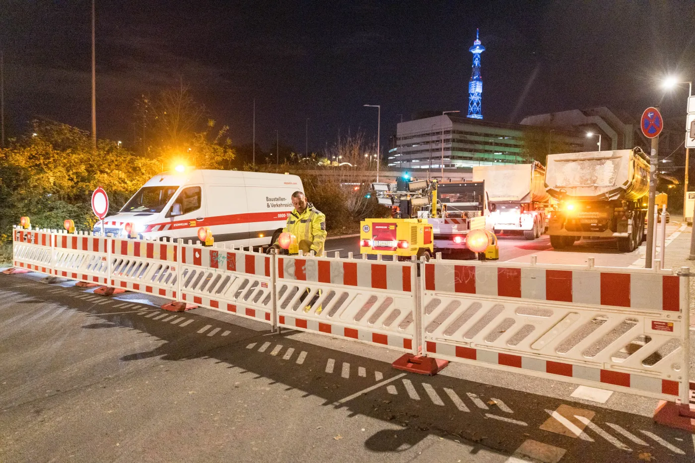 Zeppelin-Rental-Mitarbeitende-Fahrzeuge-Geräte-hinter-Straßenabsperrung