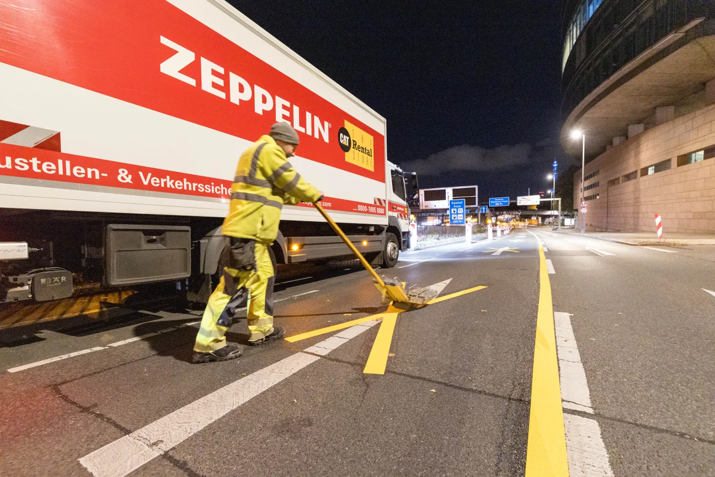 Zeppelin-Rental-Mitarbeiter-bei-Straßenmarkierungsarbeiten