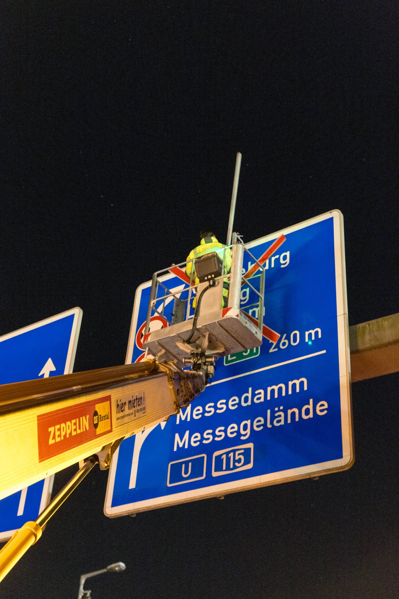 Zeppelin-Rental-bringt-Markierung-an-Autobahnschild-an