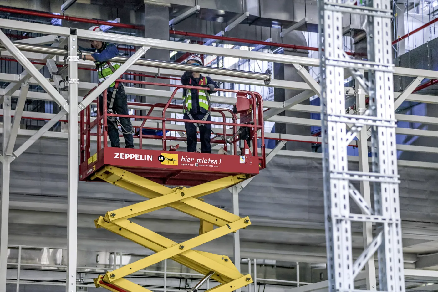 ZRD-Personenarbeitsbühne-Batteriezellfabrik-Salzgitter-Scherenbühne