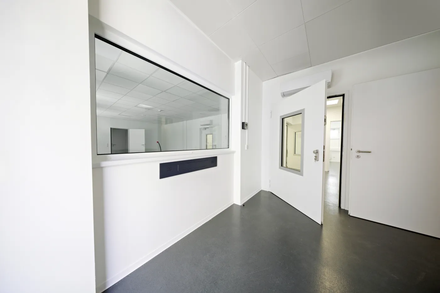 ZRD_Raumsysteme_Modulanlage_Polizeiwache_Stuttgart_Schleuse