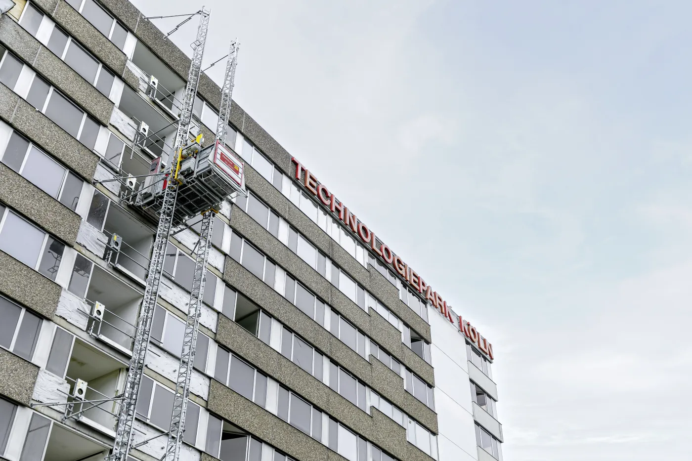 Zeppelin-Rental-Abrissarbeiten-Köln-Aufzug-Mast