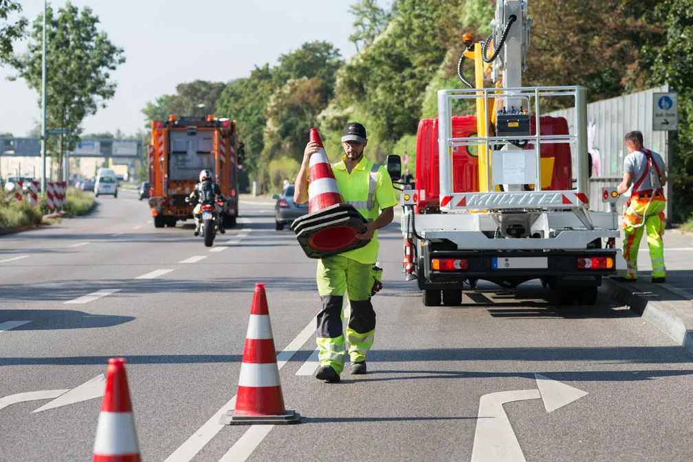 Zeppelin Rental Monteure bei Verkehrssicherung auf einer Autobahn